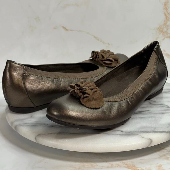 Munro American Bronze Leather Flats Women’s 8N USA Made Slip On Ruffle Toe - Picture 1 of 15
